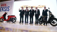 Marketing Director AHM Mutsuo Usui, Executive Vice President Director AHM Johannes Loman, Managing Officer, Chief officer, Motorcycle Operation, Honda Motor Co.,Ltd Noriaki Abe, President Director AHM Toshiyuki Inuma, dan Direktur Marketing AHM Thomas Wijaya memperkenalkan Honda Genio.