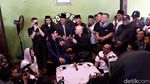 Deddy Corbuzier Dipasangkan Peci, Sabrina Chairunnisa Tertawa