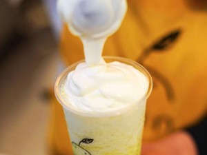 Selain Bubble Tea, Ada Milk Tea Topping Busa Keju yang Hits di Sini
