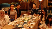 Pemilik lebih dari 500.000 followers di Instagram ini sedang silaturahmi. Nampak ia menikmati makanan bersama Ira Wibowo dan yang lainnya. Foto: Instagram rizkybillar
