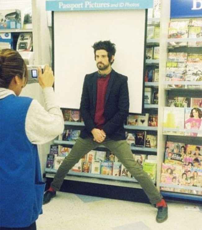 Terlalu tinggi, pria satu ini harus melebarkan kedua kakinya supaya wajahnya bisa dipotret saat membuat foto paspor. Foto: Dok. Boredpanda