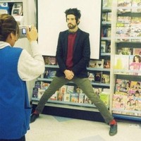 Terlalu tinggi, pria satu ini harus melebarkan kedua kakinya supaya wajahnya bisa dipotret saat membuat foto paspor. Foto: Dok. Boredpanda