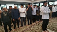 Di rumah dinas Hatta Ali, CT dan beberapa pelayat lainnya terlihat melakukan salat berjamaah. (Foto: Dok. Istimewa)