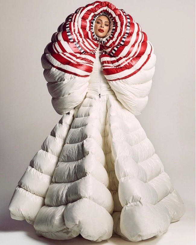 Dalam sebuah foto, Kim tampak berpose dalam balutan gaun putih bergelembung dari Moncler Genius yang dirancang oleh perancang Valentino Pierpaolo Piccioli. (Foto: Dok. Vogue Japan)