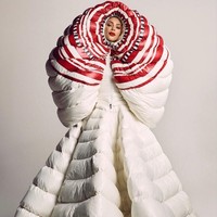 Dalam sebuah foto, Kim tampak berpose dalam balutan gaun putih bergelembung dari Moncler Genius yang dirancang oleh perancang Valentino Pierpaolo Piccioli. (Foto: Dok. Vogue Japan)