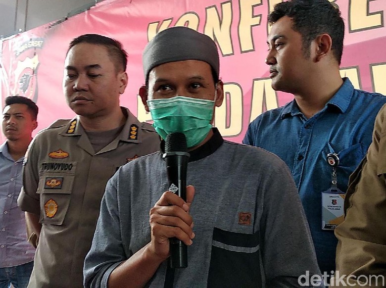 Jejak Rahmat Baequni: Sebut Masjid Illuminati hingga Tersangka Hoaks Jejak Rahmat Baequni: Sebut Masjid Illuminati hingga Tersangka Hoaks