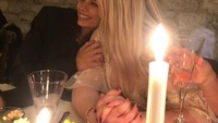 Wanita yang sudah terjun ke dunia model sejak usia 8 tahun itu juga dekat dengan teman-temannya. Mereka juga sering menghabiskan waktu bersama dengan mengadakan acara makan malam. Foto: Instagram millie_fyffe