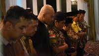 Deddy Corbuzier ikut salat berjamaah diimami KH Maruf Amin. Foto: Noel/detikHOT