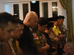 Melihat Lagi Momen Deddy Corbuzier Salat Diimami Maruf Amin