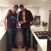  Dapur jadi terlihat seperti rumah liliput saat dimasuki dua orang super tinggi ini. Leher bisa pegal-pegal jika terlalu lama di dalam ruangan. Foto: Dok. Boredpanda