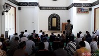 Di dalam masjid pun sudah mulai ramai jemaah yang akan menunaikan salat.