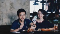 Makan siang bersama sang istri, Febri kali ini pilih menu burger yang menggoda selera. Foto: Instagram @febriannindyop