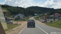 Selanjutnya, perjalanan panjang selama 5 jam dilanjutkan ke perbatasan Sarawak Malaysia melewati kecamatan Entikong. Sepanjang perjalanan, peserta ekspedisi disuguhi pemandangan indah khas pulau Borneo, dengan sajian hutan yang rimbun, rumah tradisional yang berdiri di atas lahan rawa, serta jajaran perkebunan kelapa sawit yang ditemui di beberapa titik.