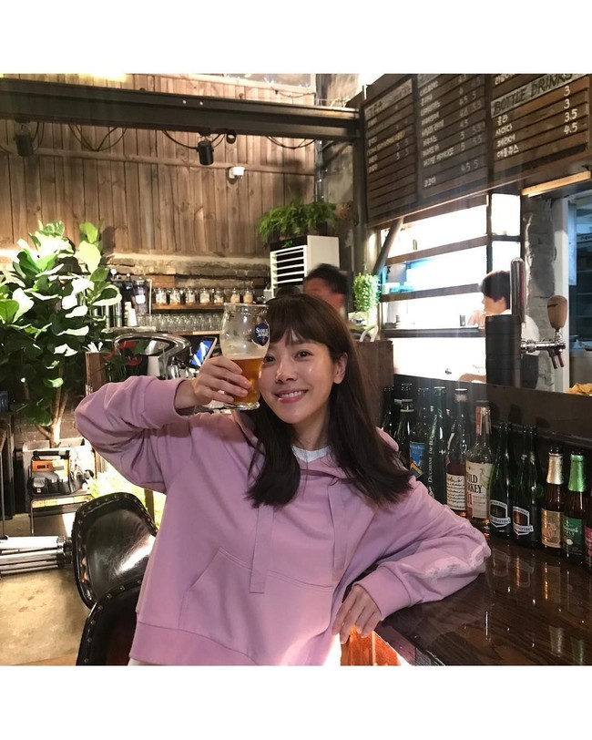 2. Han Ji MinCukup mengejutkan bahwa Han Ji Min yang tahun ini tidak bermain dalam drama atau film menduduki posisi kedua dengan 30,3% suara. Tampaknya banyak penggemar yang mengenangkan sebagai sosok yang hangat untuk menghabiskan waktu liburan bersama. Foto: Instagram@roma.emo