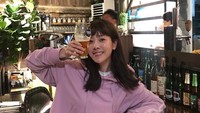 Wah, minuman apa ya yang dipegang oleh Han Ji Min? Sepertinya minuman berlkohol. Foto: Instagram@roma.emo