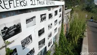 Sejumlah foto-foto yang menggambarkan suasana saat kerusuhan Mei 1998 juga turut ditampilkan.