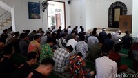 Rencananya usai salat, Deddy Corbuzier akan mengucapkan dua kalimat syahadat.