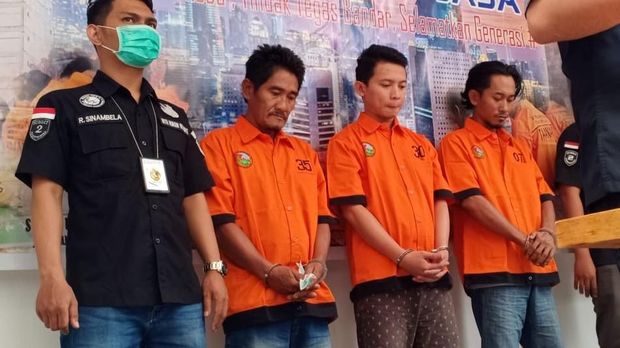 Ketiga tersangka mendapatkan upah Rp 200 juta.