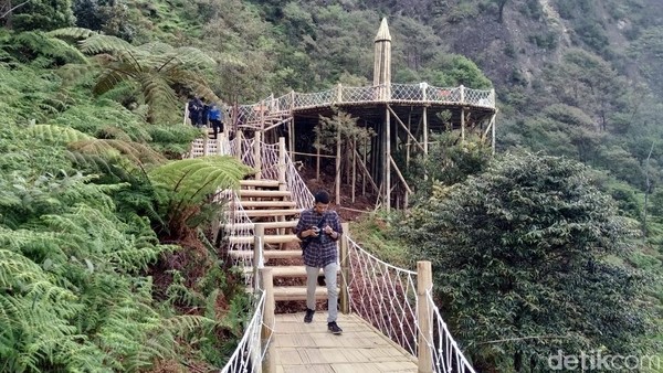 Skywalk Cantigi dibangun sepanjang 500 meter di Kawah Putih. Skywalk ini dibangun dari bambu (Wisma Putra/detikcom)