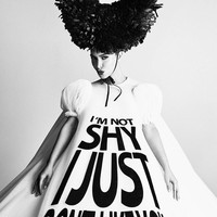 Istri dari rapper Kanye West ini juga mencoba mencuri atensi dengan gaun meme dari Viktor & Rolf dengan headpiece sebagai fashion statement. Nyentrik banget. (Foto: Dok. Vogue Japan)