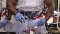 Fotonya saat mengenakan baju dan topi chef inilah yang dijadikan sebagai bahan editan. Dalam foto aslinya, Chef Rush sedang memasak ya bukan sedang bermain mini drum. Foto: istimewa
