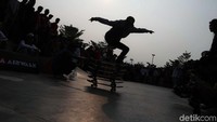 Skate park yang ada di kawasan Kalijodo membuat banyak para penikmat skateboard datang untuk bermain dan merayakan hari skateboard sedunia.