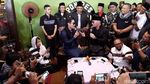 Deddy Corbuzier Dipasangkan Peci, Sabrina Chairunnisa Tertawa