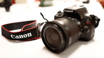 Ini adalah salah satu kamera terbaru berjenis DSLR yang bisa mengganti lensa 35mm dengan lensa apapun. Dan juga memiliki kualitas terbaik. Brian Ach/Getty Images.