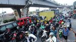 Detik-detik Evakuasi Kontainer di Kolong Flyover Pesing