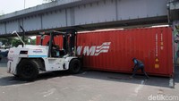 Kontainer itu terlepas dari badan truk pagi tadi. 