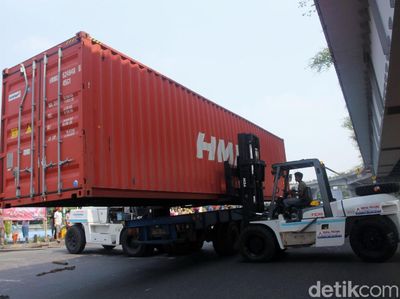 Detik-detik Evakuasi Kontainer di Kolong Flyover Pesing