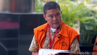 Plt Kepala Dinas Pekerjaan Umum Kabupaten Pegunungan Arfak Papua Barat Natan tiba di Gedung KPK, Jakarta, Jumat (21/6/2019), dengan mengenakan rompi tahanan untuk diperiksa penyidik KPK.