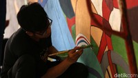 Seniman saat membuat mural Wajah Baru Jakarta di Terowongan Jalan Kendal, Jakarta, Jumat (21/6/2019).
