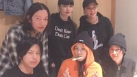 Bersama para kerabat, Dara pasang pose imut dengan aneka kue dan makanan manis yang jadi teman ngobrol mereka. Foto: Instagram @daraxxi