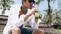 Ditiup dlu minuman-nya biar ga dingin, tulis Rizky. Duh, ada-ada saja! Foto: Instagram rizkybillar