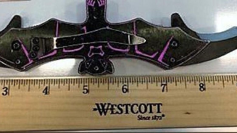 Pisau lipat seperti batarang, senjatanya Batman yang disita petugas TSA di bandara di New York (Twitter) Pisau lipat seperti batarang, senjatanya Batman yang disita petugas TSA di bandara di New York (Twitter)