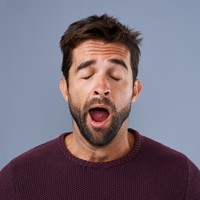 Seorang petugas keamanan di sebuah hotel bintang lima, curhat dirinya dipecat karena kedapatan menguap saat giliran tugas berjaga. Aku dipecat dari Ritz Carlton karena terlalu sering menguap, katanya di forum Reddit. Foto: iStock