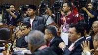 Dua saksi fakta yang dihadirkan tim hukum Jokowi yaitu Candra Irawan (belakang) dan Anas Nashikin (depan). 