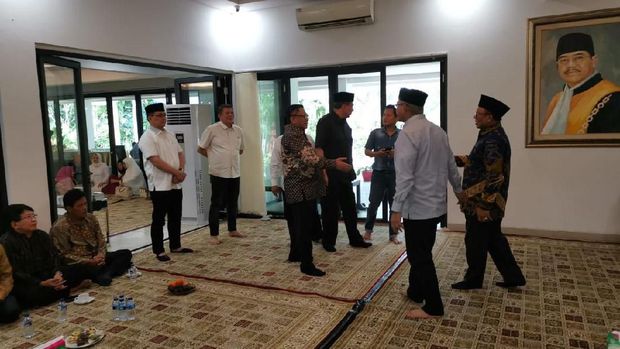Chairul Tanjung (CT) melayat ke rumah dinas Ketua MA Hatta Ali. 