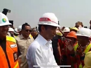 Kunjungan ke Soetta, Jokowi Dapat Ucapan Selamat Ultah dari Pekerja Proyek