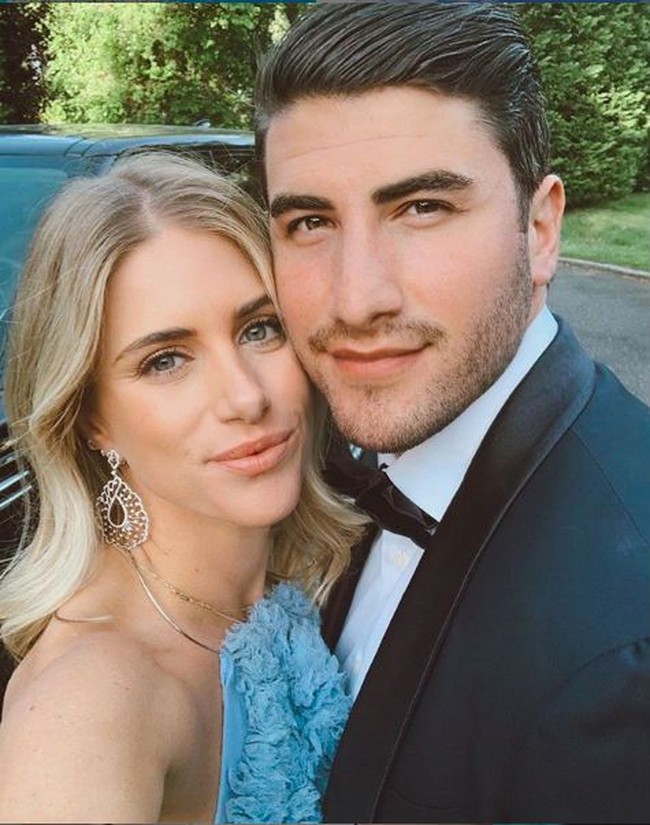 Marissa Casey Fuchs di balik akun Instagram Fashion Ambitionist memiliki hidup yang tampak sempurna dari luar. Bukan saja dengan barang desainer yang ia pakai, tapi juga kekasih super romantis yang membuatkannya scavenger hunt dan mengajak Marissa keliling berbagai negara untuk dilamar. Foto: Dok. Instagram @fashionambitionist