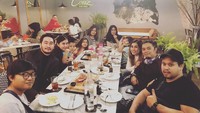Makan enak bareng keluarga. Nisya, Syahnaz dan mamah Ami terlihat kompak makan bersama. Foto: Instagram@nissyaa