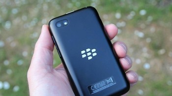 Untuk menekan harga, keseluruhan bodi Q5 terbuat dari plastik glossy, yang terasa lebih murah dari plastik yang dipakai handset premium. Desain Q5 menyatu, dalam arti panel belakang tidak dapat dibuka alias unibodi, sesuatu yang termasuk baru di tahun 2013. Foto: Pocket Lint