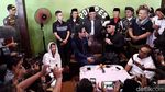 Deddy Corbuzier Dipasangkan Peci, Sabrina Chairunnisa Tertawa