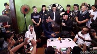 Deddy pun terlihat gagah dan pas dengan peci hitam itu.