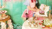 Berpose dengan kue dan cangkir teh, Desmond tampaknya siap menikmati santai sore. Eits, tapi foto ini ternyata diambil untuk keperluan iklan saja. Foto: instagram @desmondisamazing