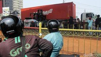 Proses evakuasi kontainer menyedot perhatian pengendara. Mereka berhenti sejenak untuk menonton evakuasi.