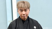 Roy tampil dengan busana khas Jepang yakni Yukata berwarna hitam. Pool/Noel/detikFoto.