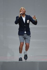 Pharrell Williams tampil di panggung 'Karl For Ever'.