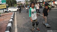 Para penikmat skateboard, baik orang dewasa maupun anak-anak berkumpul di jalanan ibu kota untuk memeriahkan hari skateboard sedunia tersebut.